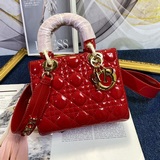 В комплекте шарф (Lady Dior) из лакированной кожи с буквенными плечевыми ремнями