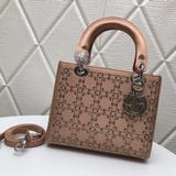 Lady Dior пятигранная сумка с бриллиантами и атласным окантовкой. Шелковый матер