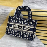 Эта мини-сумка Dior Book Tote была создана креативным директором Dior, Марко Вил