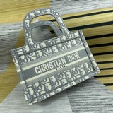 Эта мини-сумка Dior Book Tote была создана креативным директором Dior, Марио Кью