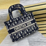 Эта мини-сумка Dior Book Tote была создана креативным директором Dior, Марио Кью