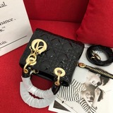 Серия Dior Three-Stripe Mini Lady Classic всегда была символом элегантности.
