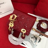 Серия Dior Three-Stripe Mini Lady Classic всегда была символом элегантности.