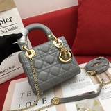 В комплекте с шарфом (Lady Dior). Трехсекционная сумка с ромбовидным узором, про