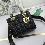 С шарфом (Lady Dior) с буквенными плечевыми ремнями и четырехсекционная сумка с 
