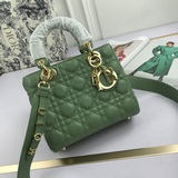 В комплекте шарф (Lady Dior) с буквенными плечевыми ремнями и сумка с четырьмя о