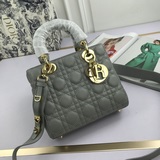 В комплекте шарф (Lady Dior) с буквенными бретелями и сумка с четырьмя отделения