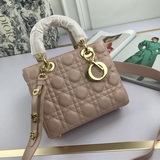 В комплекте шарф (Lady Dior) с буквенными плечевыми ремнями и сумка с четырьмя о