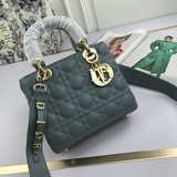 В комплекте с шарфом (Lady Dior) и плечевыми ремнями с буквами. Четырехсекционна