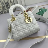 В комплекте шарф (Lady Dior) с буквенными плечевыми ремнями и сумка с четырьмя о