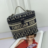Большая косметичка Christian Di0r, выполненная в традиционном стиле дизайнера Ди