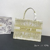 Эта сумка Book Tote была создана Марией Гальяно, креативным директором женской м