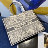 Большая сумка для покупок Dior с застежкой-клипсой, новая модель из бутика Dior!
