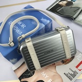 DIO и RIMOWA представляют совместную ограниченную серию небольших чемоданов. С м
