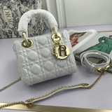 В комплекте с шарфом (Lady Dior). Трехсекционная сумка с ромбовидным узором, про