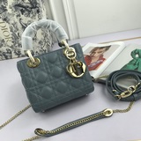 В комплекте с шарфом (Lady Dior). Трехсекционная сумка с ромбовидным узором, про