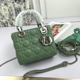 В комплекте с шарфом (Lady Dior). Трехсекционная сумка с ромбовидным узором, про