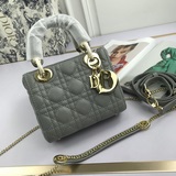 В комплекте с шарфом (Lady Dior). Трехсекционная сумка с ромбовидным узором, про