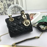 В комплекте с шарфом (Lady Dior). Трехсекционная сумка с ромбовидным узором, про