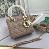 В комплекте с шарфом (Lady Dior). Трехсекционная сумка с ромбовидным узором, про