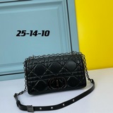 D1OR 2023 CARO BAG – эта сумка действительно неотразима! Она имеет ромбовидный у
