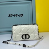 D1OR 2023 CARO BAG – эта сумка действительно неотразима! Она имеет ромбовидный у