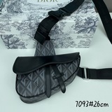 Сумка-седло в классическом фасоне от Dior HAG, украшенная узором cd diamond, вдо