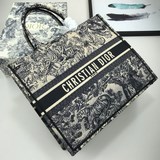 Новая коллекция Dior для ранней весны. Сумка-шоппер, одноплечевая сумка из офици