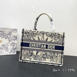 Эта сумка Book Tote была создана Марией Гальяно, креативным директором женской м