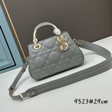 Lady Dior, модель с подиума, сумка Princess Diana из кожи с простеганным узором 