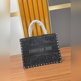 Трудоемкие изделия из кожи, резьба по коже, новейшие модели ранней весны от Dior
