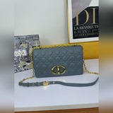 dior caro Большая сумка размером 28 см изготовлена из кожи бычка и украшена фирм