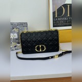 dior caro Большая сумка размером 28 см изготовлена из кожи бычка и украшена фирм