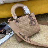 Матовый, с шарфом (Lady Dior) Четырехсекционная сумка с ромбовидным узором, прош