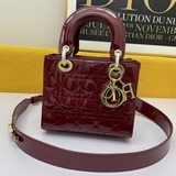В комплекте с шарфом (Lady Dior). Четырехсекционная сумка с ручной строчкой в ви