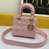 В комплекте с шарфом (Lady Dior). Четырехсекционная сумка с ручной стежкой в вид