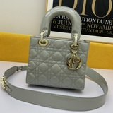В комплекте с шарфом (Lady Dior). Четырехсекционная сумка с ручной стежкой в вид