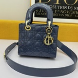 В комплекте с шарфом (Lady Dior). Четырехсекционная сумка с стеганым узором, изв