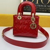 В комплекте с шарфом (Lady Dior). Четырехсекционная сумка с ручной стежкой в вид