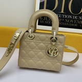 В комплекте с шарфом (Lady Dior). Четырехсекционная сумка с ручной стежкой в вид