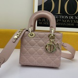 В комплекте с шарфом (Lady Dior). Четырехсекционная сумка с ручной стежкой в вид