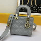 В комплекте с шарфом (Lady Dior). Четырехсекционная сумка с ручной стежкой в вид