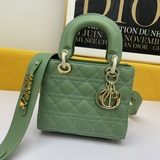 В комплекте с шарфом (Lady Dior). Четырехсекционная сумка с простроченным ромбов