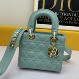 В комплекте с шарфом (Lady Dior). Четырехсекционная сумка с ручной стежкой в вид