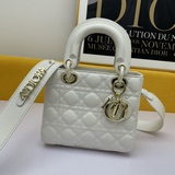 В комплекте с шарфом (Lady Dior). Четырехсекционная сумка с ручной стежкой в вид