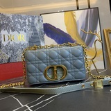 Сумка dior caro изготовлена из кожи быка и украшена фирменной стежкой в виде пле