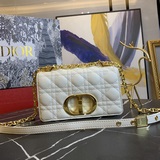 Сумка dior caro изготовлена из кожи быка и украшена фирменной стежкой в виде пле