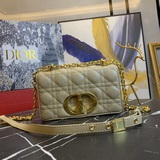 Сумка dior caro изготовлена из кожи быка и украшена фирменной стежкой в виде пле