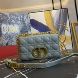 Сумка dior caro изготовлена из кожи быка и украшена фирменными стежками в виде п
