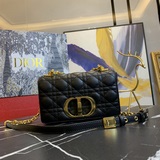 Сумка dior caro изготовлена из кожи быка и украшена фирменной стежкой в виде пле